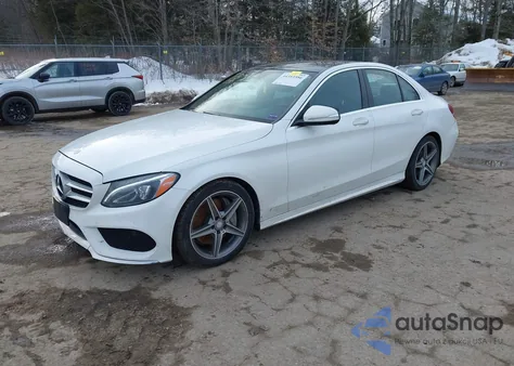 2015 Mercedes-Benz C 300 Sport 4Matic z USA, uszkodzony, nr VIN 55SWF4KB7FU025503